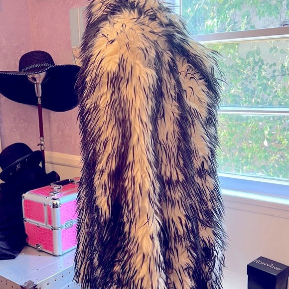 Luxurious Vintage Faux Fur Coat in Black and White - Picture 10 of 14